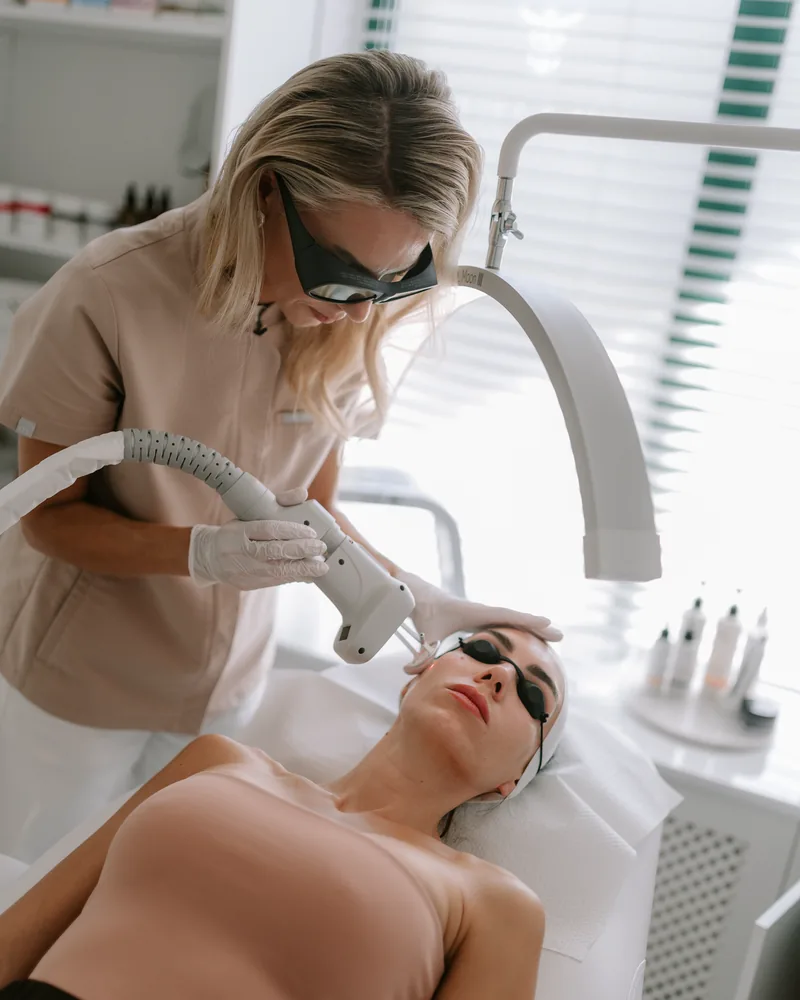 Anna Pawlik podczas zabiegu laserowego twarzy w gabinecie Skin Alchemy