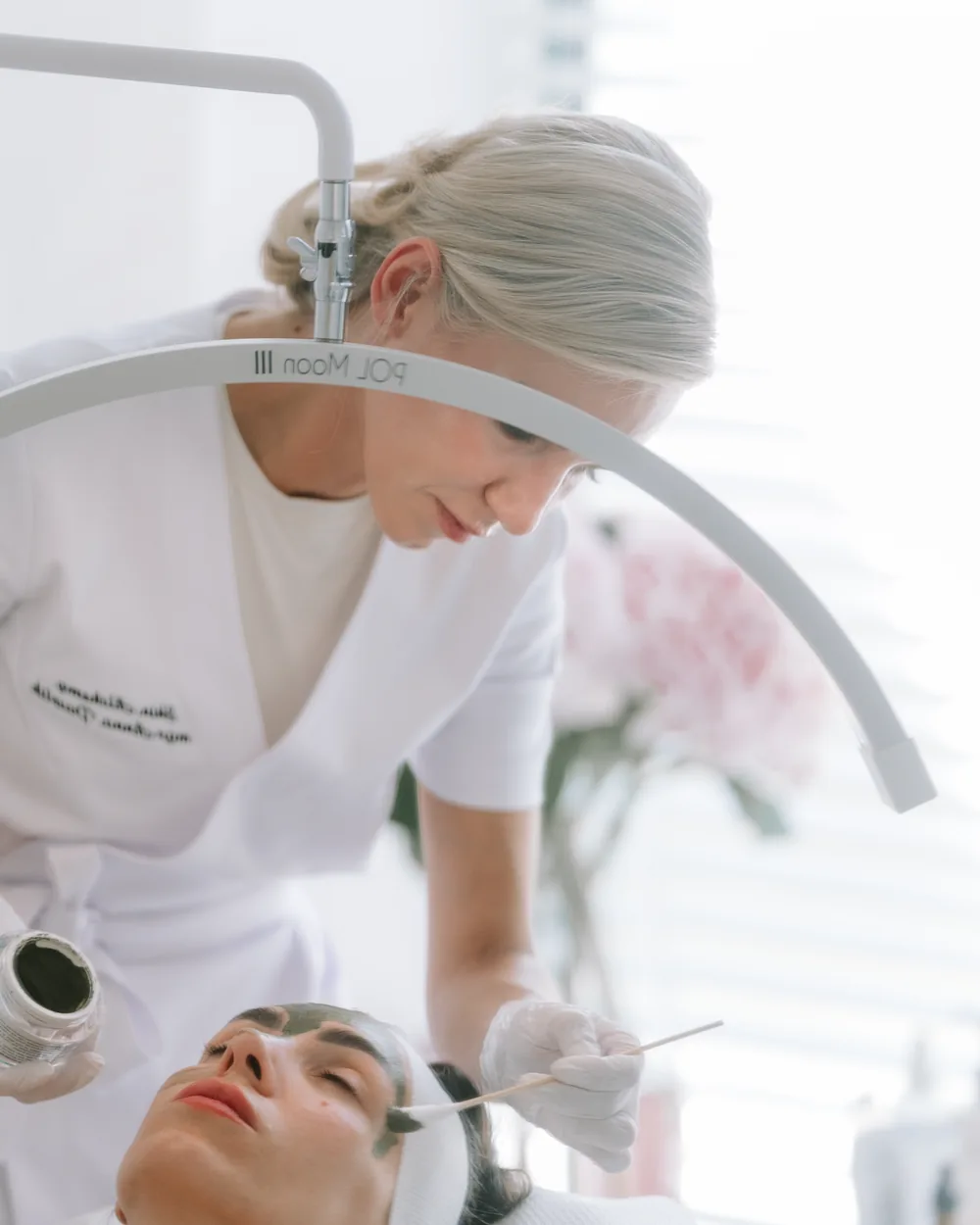 Anna Pawlik podczas zabiegu pielęgnacyjnego twarzy, Skin Alchemy